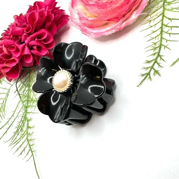 Last One!⚜️Black Camellia Hair Clip With Pearl - Picture 3 of 6